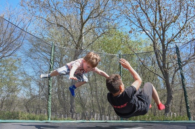 děti skákající na trampolíně